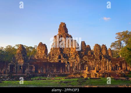 Der Bayon-Tempel befindet sich in Angkor, Kambodscha, der uralten Hauptstadt des Khmer-Imperiums. Allgemeine Außenansicht von der Südwestecke. Stockfoto