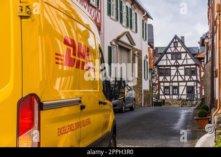 Ein gelber DHL-Lieferwagen im kleinen Dorf Braunfels, Deutschland. Stockfoto