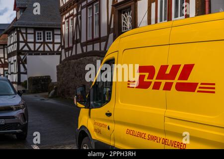 Ein gelber DHL-Lieferwagen im kleinen Dorf Braunfels, Deutschland. Stockfoto