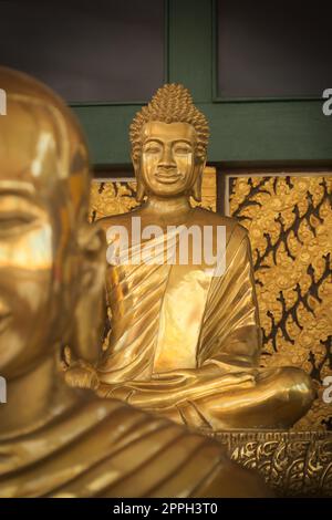 Goldene buddha-Statue in Lotusposition an einem Tempel in Siem Reap, Kambodscha. Stockfoto