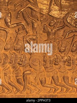 Altes Flachrelief an einer Wand des Angkor Wat Tempels, das Khmer Soldaten darstellt, die sich im Kampf engagieren. Stockfoto