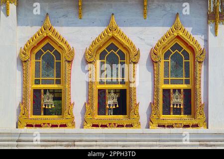 Tempel des Wat Benchamabophit, in Bangkok, Thailand. Architektonische Details der verzierten goldenen Fenster. Stockfoto