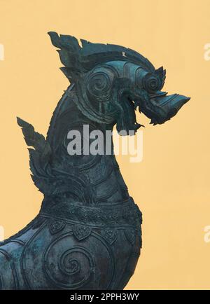 Bronzestatue eines Singha-Wächterlöwen, einer der vielen Leogryphen (Löwen-ähnliche Kreaturen) der asiatischen und buddhistischen Mythologie. Stockfoto