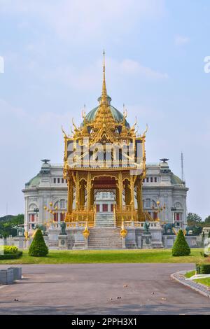 Pavillon der Memorial Crowns of the Auspice, unmittelbar östlich der Ananta Samakhom Throne Hall, in Bangkok, Thailand. Seitenansicht. Stockfoto