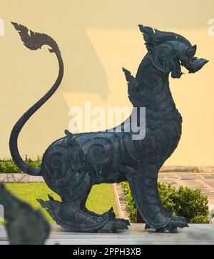 Bronzestatue eines Singha-Wächterlöwen, einer der vielen Leogryphen (Löwen-ähnliche Kreaturen) der asiatischen und buddhistischen Mythologie. Stockfoto