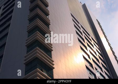 Moderner Glaskratzer in Bangkok, Thailand. Ansicht mit niedrigem Winkel. Stockfoto