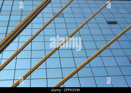 Moderner Glaskratzer in Bangkok, Thailand. Ansicht mit niedrigem Winkel. Stockfoto