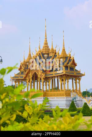 Pavillon der Memorial Crowns of the Auspice, unmittelbar östlich der Ananta Samakhom Throne Hall, in Bangkok, Thailand. Blick von den Gärten. Stockfoto