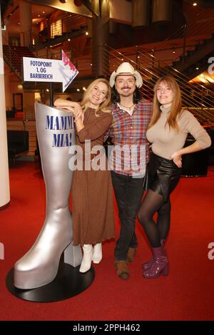 Stefanie Hertel, Lanny Lanner, Johanna Mross, Stefanie Hertel besuchen das Musical Mamma Mia mit ihrem Mann und ihrer Tochter, Bühnentheater Neue Flora, Hamburg, 27.11.2022 Stockfoto