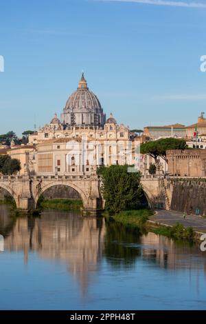 Rom, Italien - 9. Oktober 2020: Aelian Bridge (Ponte Sant'Angelo) über den Tiber, fertiggestellt im 2. Jahrhundert durch den römischen Kaiser Hadrian. Im Hintergrund befindet sich die Kuppel der Vatikanischen Basilika Stockfoto