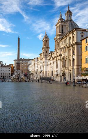 Piazza Navona mit Sant'Agnese in der Agone-Kirche und dem Vierströmebrunnen aus dem 17. Jahrhundert, Obelisco Agonale, Rom, Italien Stockfoto