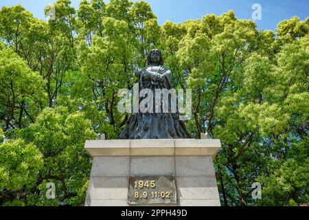 Nagasaki, Japan - 23. April 2023: Skulptur von Mutter und Kind von Bildhauer Naoki Tominaga im Friedenspark Nagasaki, Japan. Stockfoto