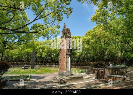 Nagasaki, Japan - 23. April 2023: Ruinen der Urakami-Kathedrale im Friedenspark Nagasaki, Japan. Stockfoto