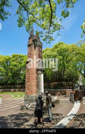 Nagasaki, Japan - 23. April 2023: Ruinen der Urakami-Kathedrale im Friedenspark Nagasaki, Japan. Stockfoto