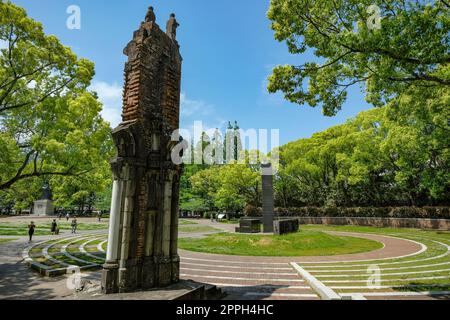 Nagasaki, Japan - 23. April 2023: Ruinen der Urakami-Kathedrale im Friedenspark Nagasaki, Japan. Stockfoto