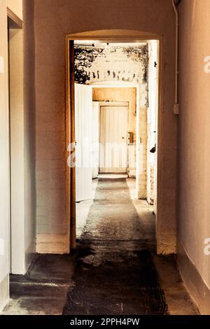 Einer der Arbeitsräume in einer verlassenen Fabrik in Nottinghamshire. Stockfoto