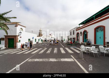 TEGUISE (Dorf), LANZAROTE, KANARISCHE INSELN - 17. JULI 2022: Beliebter sonntagsmarkt in der Altstadt des Dorfes. Bis 1852 war Teguise die Hauptstadt der Insel. Stockfoto