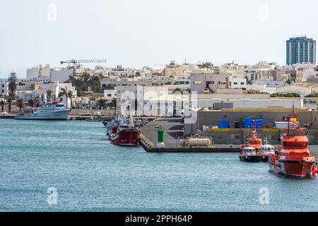 ARRECIFE, LANZAROTE, KANARISCHE INSELN - 17. JULI 2022: Kommerzieller Seehafen. Arrecife ist die Hauptstadt der Insel. Stockfoto