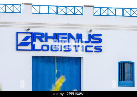 ARRECIFE, LANZAROTE, KANARISCHE INSELN - 17. JULI 2022: Schild Rhenus Logistics. Die Rhenus-Gruppe ist ein deutsches Logistikunternehmen mit Niederlassungen in Europa, Asien und Südamerika. Stockfoto