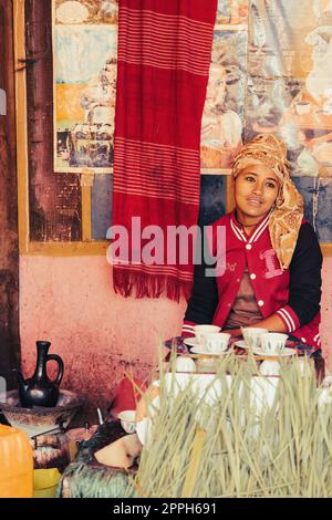 Frauen, die traditionellen Bunna-Kaffee zubereiten, Dembecha, Äthiopien Stockfoto