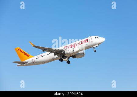 Ein Flugzeug, das in den Himmel fliegt Stockfoto