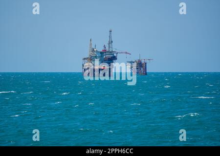 Öl- oder Gasbohrplattformen Stockfoto