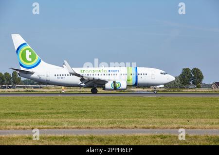 Flughafen Amsterdam Schiphol - Boeing 737-7K2 von transavia Lands Stockfoto