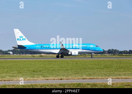 Flughafen Amsterdam Schiphol - Embraer E175STD von KLM Cityhopper Lands Stockfoto