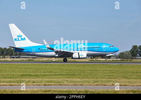 Flughafen Amsterdam Schiphol - Boeing 737-8K2 von KLM Lands Stockfoto