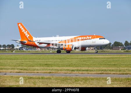 Flughafen Amsterdam Schiphol - Airbus A320-214 von easyJet Lands Stockfoto