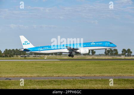 Flughafen Amsterdam Schiphol - Embraer E195-E2 von KLM Cityhopper Lands Stockfoto