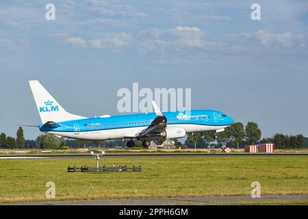 Flughafen Amsterdam Schiphol - Boeing 737-8K2 von KLM Lands Stockfoto