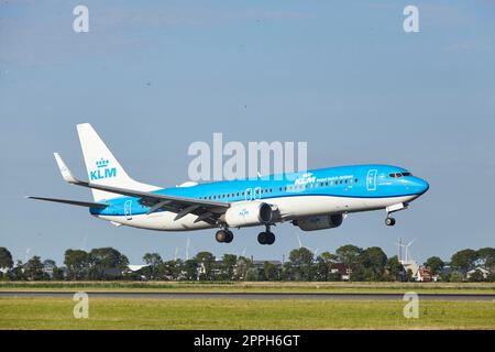 Flughafen Amsterdam Schiphol - Boeing 737-8K2 von KLM Lands Stockfoto