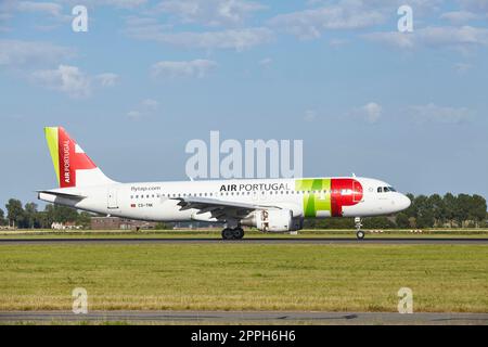 Flughafen Amsterdam Schiphol - Airbus A320-214 der TAP Air Portugal Landungen Stockfoto