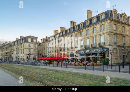 BORDEAUX, FRANKREICH - 16. AUGUST 2013: Menschen auf der Terrasse einer Cafeteria in Bordeaux, Frankreich Stockfoto