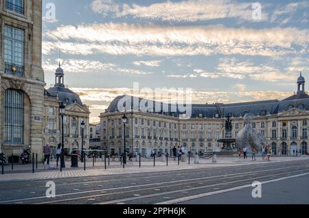 BORDEAUX, FRANKREICH - 16. AUGUST 2013: Menschen gehen und besuchen die Stadt Bordeaux, Gironde, Südwestfrankreich Stockfoto