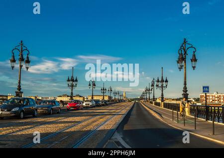 BORDEAUX, FRANKREICH - 16. AUGUST 2013: Steinbrücke über den Fluss Garonne, erbaut 1819 in der Stadt Bordeaux, Departement Gironde, Südwestfrankreich Stockfoto