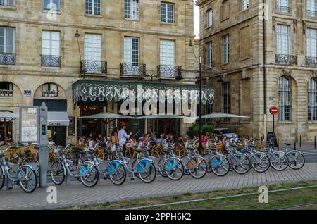 BORDEAUX, FRANKREICH - 16. AUGUST 2013: Menschen auf der Terrasse einer Cafeteria in Bordeaux, Frankreich Stockfoto