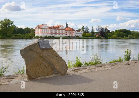 Neuhaus am Inn, Bayern - 28. Mai 2022: Schloss Neuhaus, hier von SchÃ¤rding in Österreich gesehen, beherbergt heute eine weiterführende Schule. Stockfoto