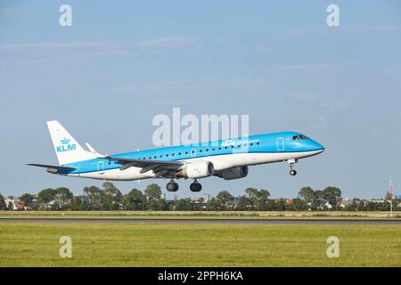 Flughafen Amsterdam Schiphol - Embraer E190STD von KLM Cityhopper Lands Stockfoto