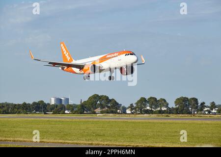 Flughafen Amsterdam Schiphol - Airbus A320-251N von easyJet Lands Stockfoto