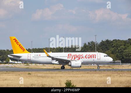 Flughafen Frankfurt Fraport - der Airbus A320-251N von Pegasus Airlines startet Stockfoto