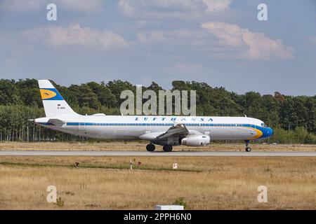 Flughafen Frankfurt Fraport - der Airbus A321-231 der Lufthansa (Retro-Lackierung) startet Stockfoto