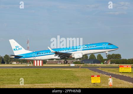 Flughafen Amsterdam Schiphol - Embraer E190STD von KLM Cityhopper Lands Stockfoto