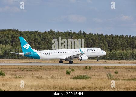 Flughafen Frankfurt Fraport - Embraer E195LR von Air Dolomiti startet Stockfoto