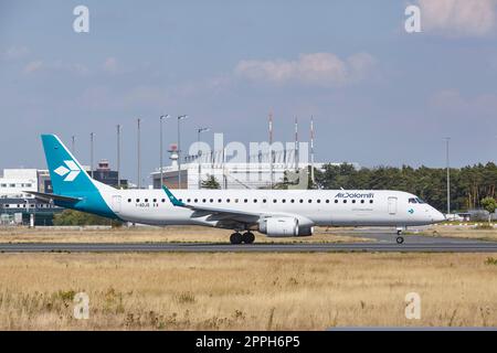 Flughafen Frankfurt Fraport - Embraer E195LR von Air Dolomiti startet Stockfoto