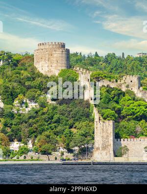 Rumelihisari oder Schloss Bogazkesen, auf den Hügeln der europäischen Seite der Bosporusstraße, Istanbul, Türkei Stockfoto