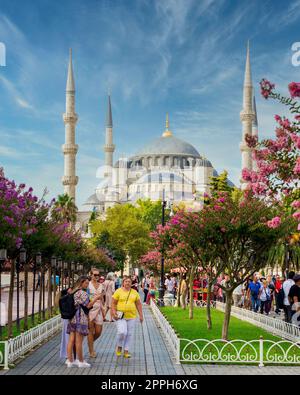 Tagesaufnahme der Blauen Moschee auf dem überfüllten Sultan Ahmed Platz an einem sonnigen Tag in Istanbul, Türkei Stockfoto