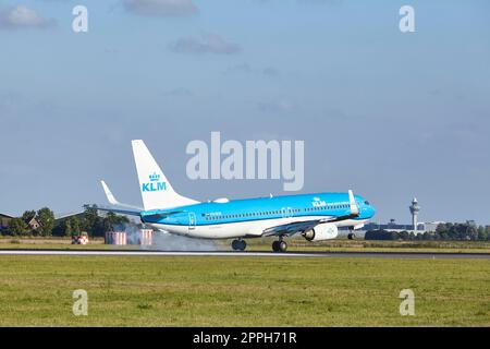 Flughafen Amsterdam Schiphol - Boeing 737-8K2 von KLM Lands Stockfoto