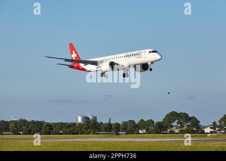 Flughafen Amsterdam Schiphol - Embraer E195-E2 von Helvetic Airways landet Stockfoto